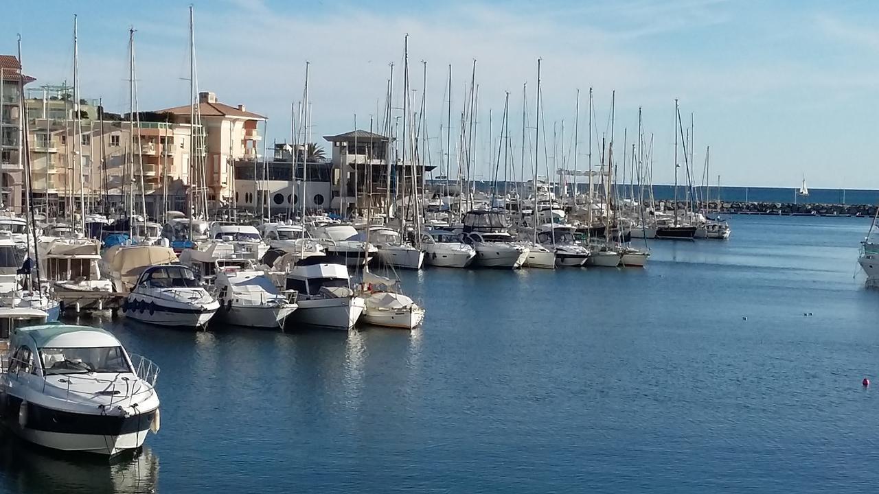 Hotel Restaurant Les 3 Chenes Frejus Luaran gambar