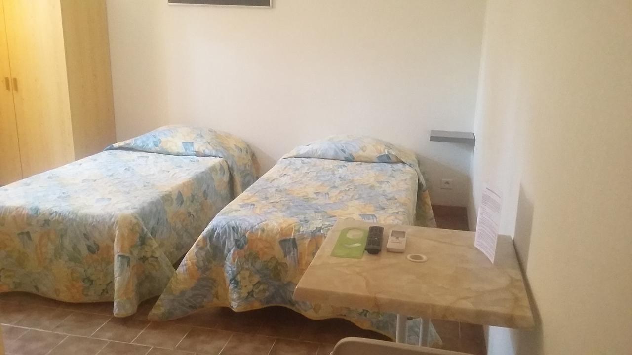 Hotel Restaurant Les 3 Chenes Frejus Luaran gambar